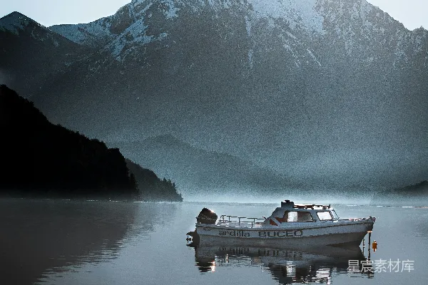 高清摄影 静谧湖畔的小船与雪山