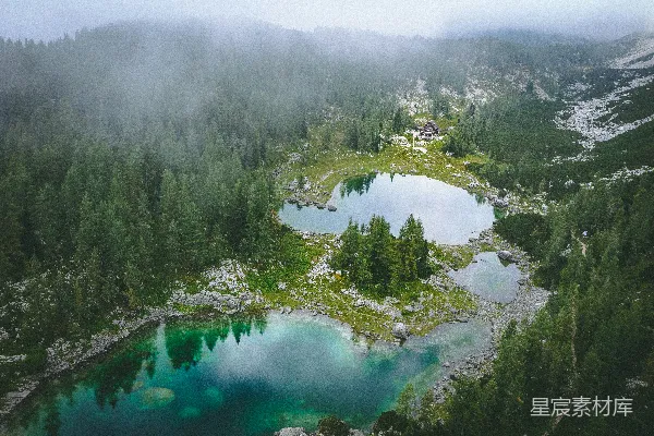 高清摄影 雾中静谧的山间湖泊