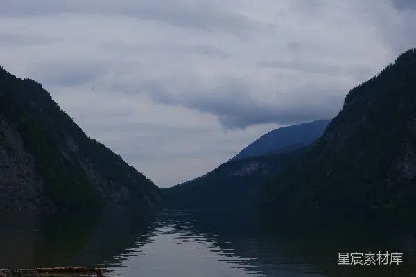 高清摄影 宁静湖畔的山间景色
