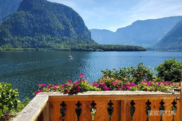 高清摄影 湖畔花园与远处山脉
