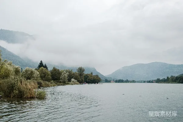 高清摄影 雾蒙蒙的湖泊与山景