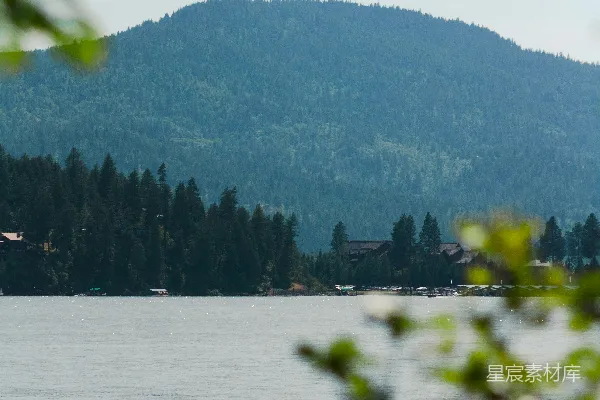高清摄影 湖畔静谧的山景