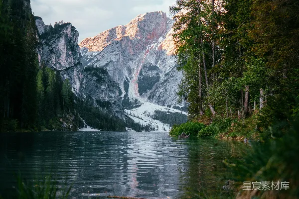 高清摄影 阿尔卑斯山脉的宁静湖景