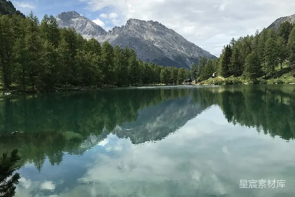 高清摄影 阿尔卑斯山的静谧湖泊