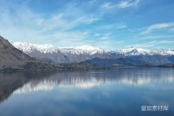 高清摄影 静谧的湖畔雪山