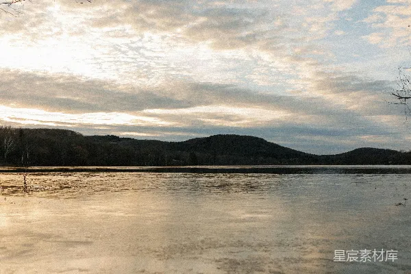 高清摄影 湖边的宁静时刻
