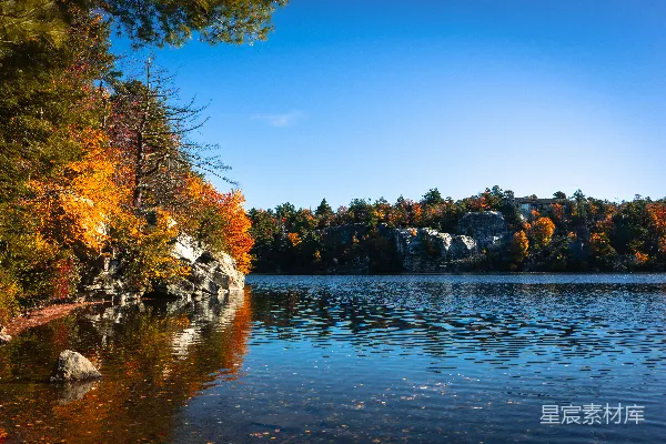 高清摄影 秋日湖畔的静谧风景