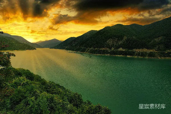 高清摄影 夕阳下的宁静湖泊