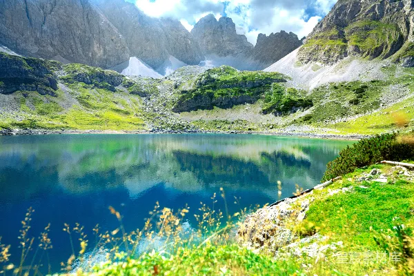 高清摄影 高山湖泊的宁静之美