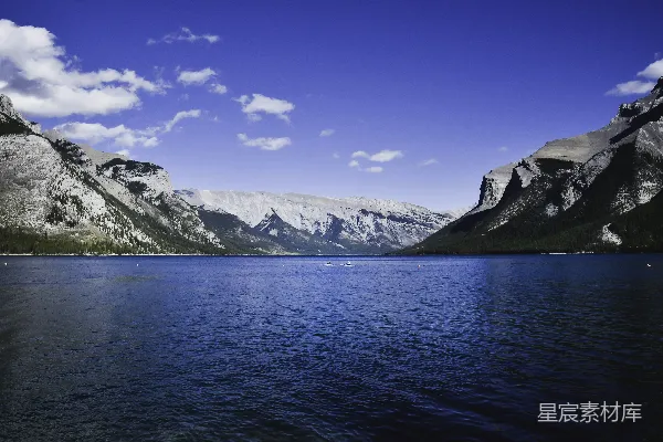 高清摄影 平静的湖水与壮丽的山景