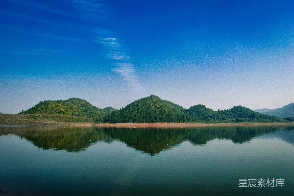 高清摄影 静谧湖畔的山影