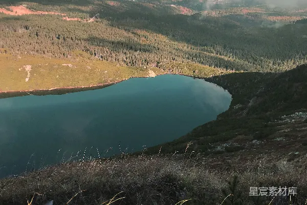 高清摄影 云雾缭绕的山间湖泊
