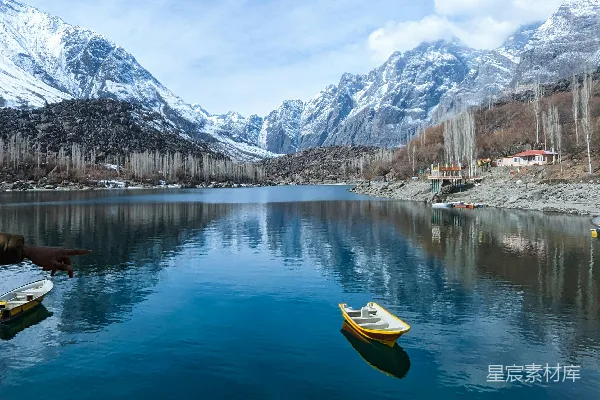 高清摄影 雪山倒影下的宁静湖景