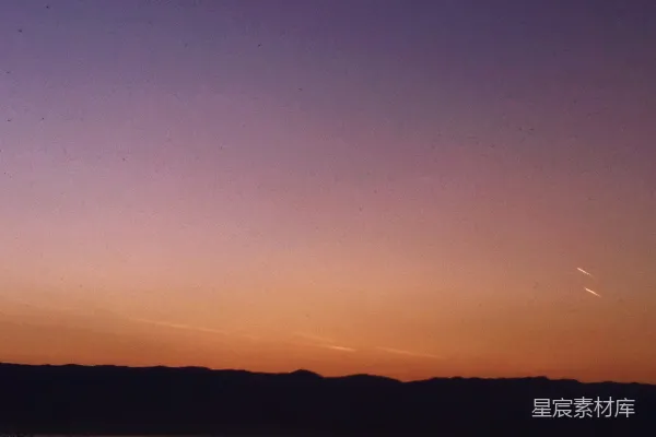 高清摄影 夕阳下的湖畔静谧时光
