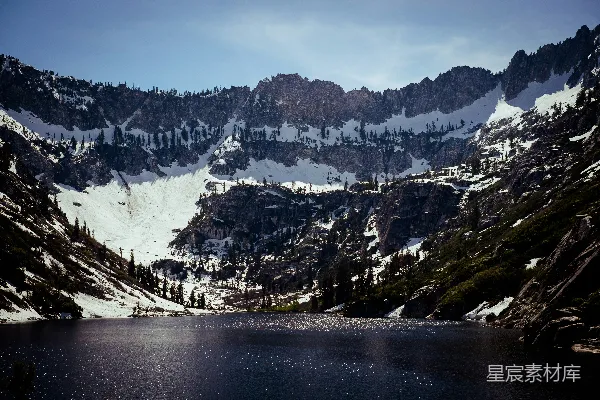 高清摄影 雪山倒映的静谧湖泊