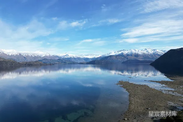 高清摄影 雪山倒映的宁静湖面