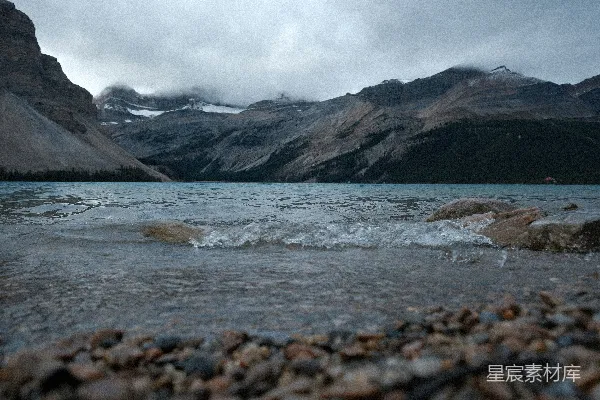 高清摄影 山湖岸边的涟漪