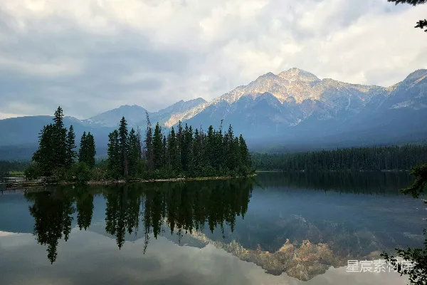 高清摄影 静谧的山间湖泊