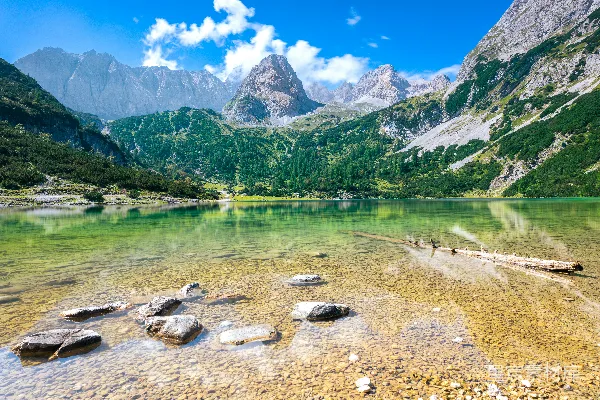 高清摄影 阿尔卑斯山的宁静湖泊