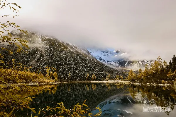 高清摄影 雾中雪山倒映湖面的宁静美景