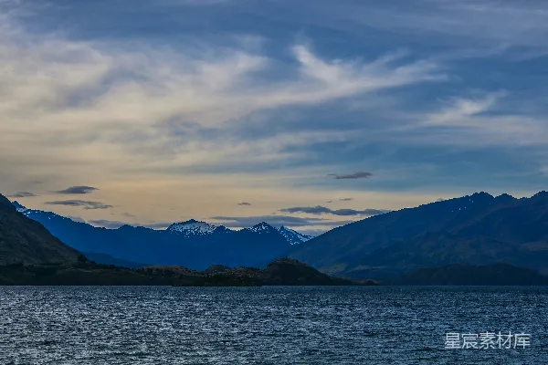 高清摄影 静谧湖畔的山景
