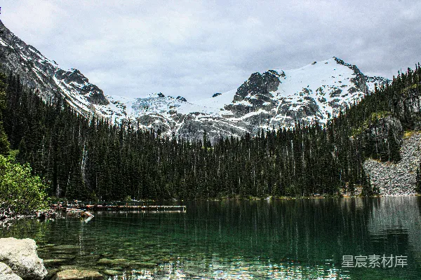 高清摄影 雪山下的宁静湖景