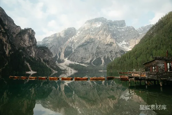 高清摄影 静谧的湖畔与巍峨的山峰