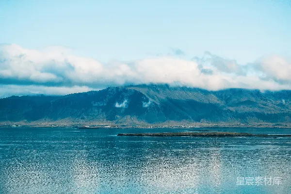 高清摄影 云雾缭绕的山峦与宁静的湖面