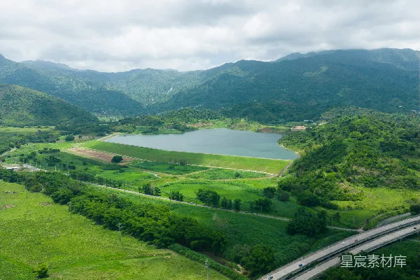 高清摄影 山间湖泊与高速公路的和谐景象