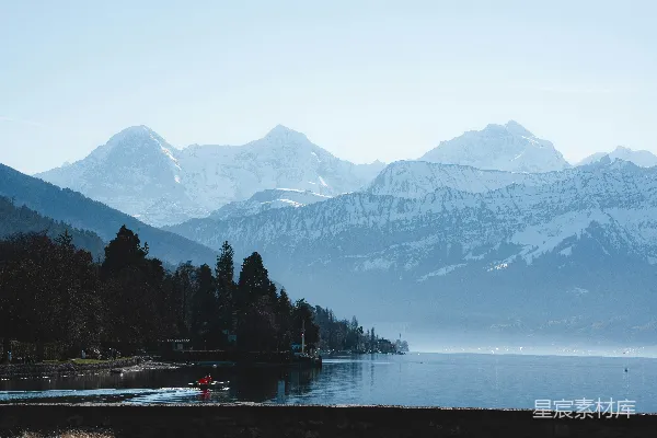 高清摄影 静谧湖畔雪山图