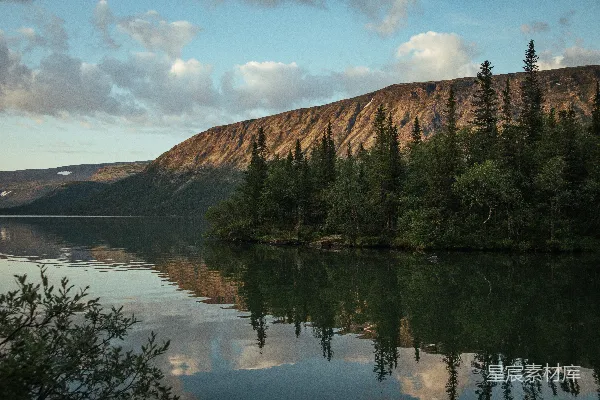 高清摄影 宁静的湖畔与山景
