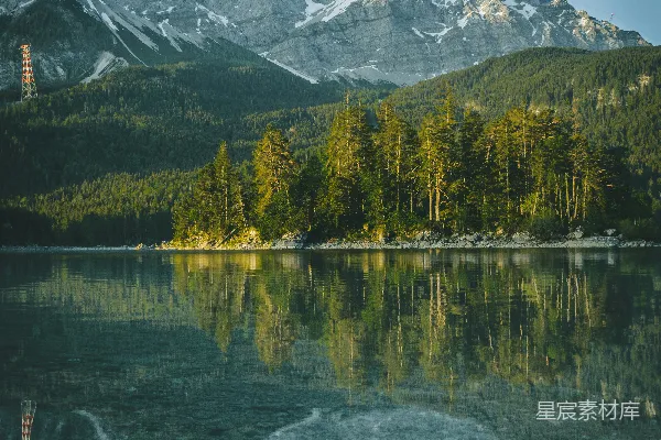 高清摄影 静谧湖畔的山景