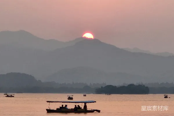 高清摄影 夕阳下的湖上泛舟