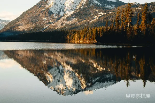 高清摄影 静谧湖畔雪山倒影