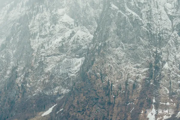 高清摄影 静谧的湖畔雪山
