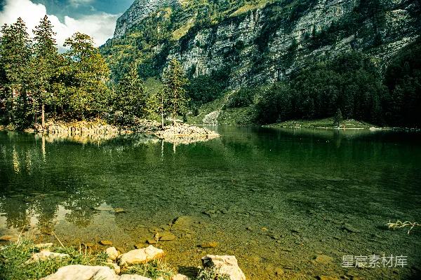 高清摄影 山间静谧的湖泊