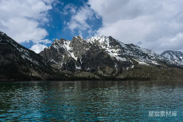 高清摄影 雪山倒映湖面的宁静美景