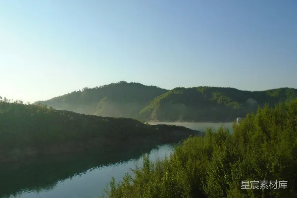 高清摄影 清晨雾气中的山湖景色