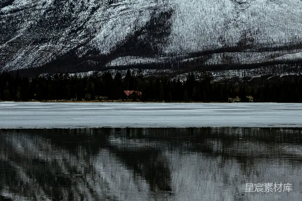 高清摄影 雪山倒影的宁静湖景
