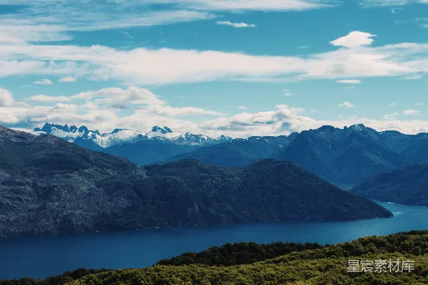 高清摄影 壮丽山景：蓝天白云下的湖畔山脉