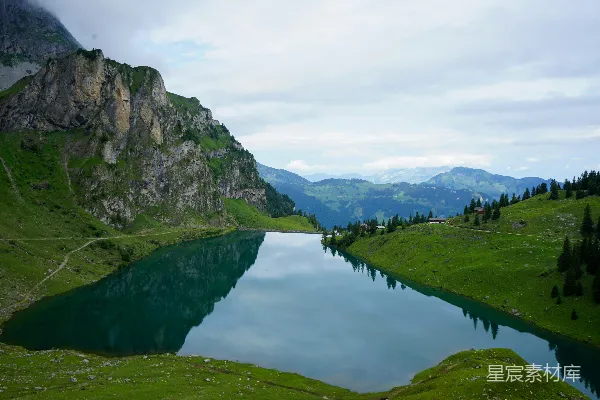高清摄影 瑞士阿尔卑斯山的宁静湖景