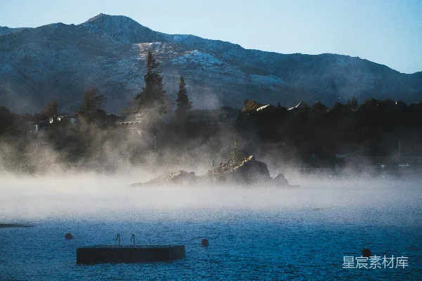高清摄影 晨雾中的山间湖景