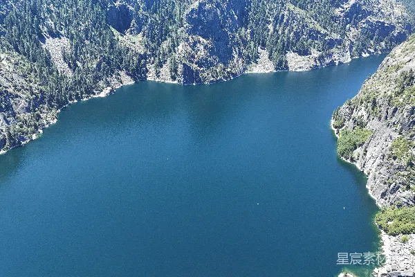 高清摄影 高山湖泊俯瞰图