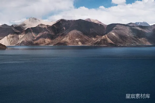 高清摄影 雪山倒影下的宁静湖泊