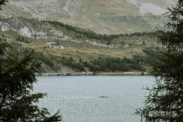 高清摄影 湖边的小船与远处的山峰