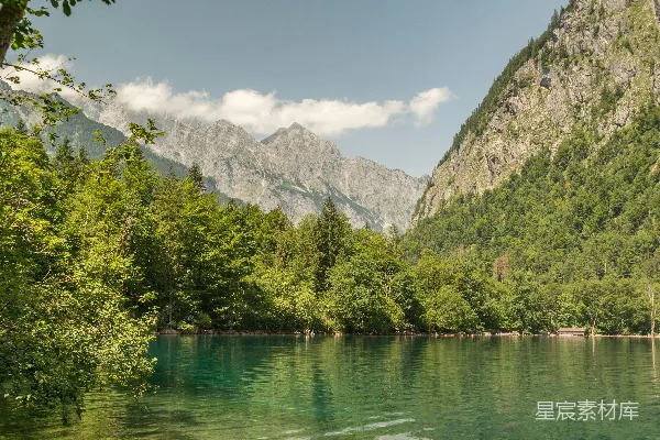高清摄影 阿尔卑斯山脉下的宁静湖景