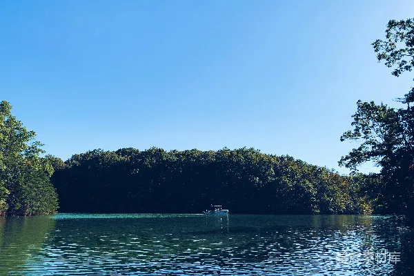 高清摄影 湖上孤舟