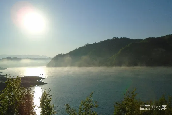 高清摄影 晨雾中的湖畔晨曦