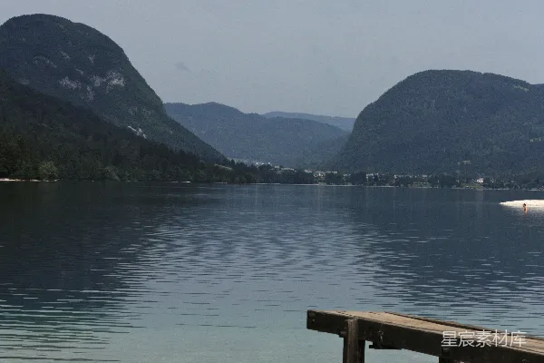 高清摄影 静谧的湖边木桥