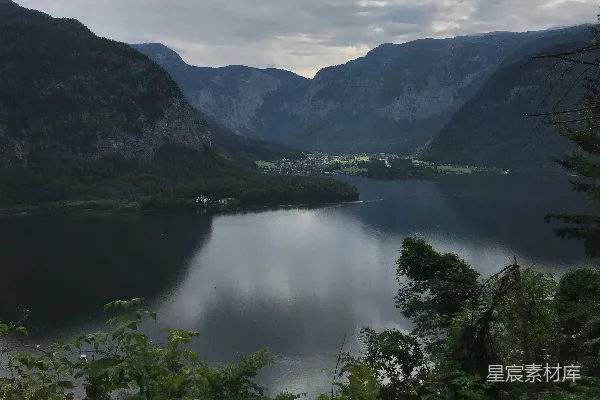 高清摄影 山间湖泊的宁静景色